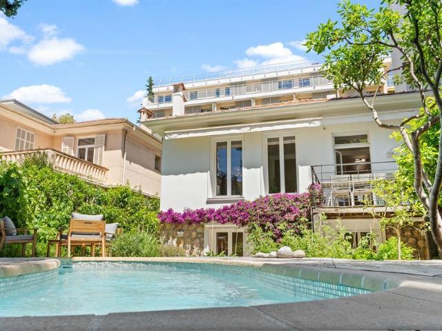 Située à seulement 10 minutes des plages, des restaurants et. 130m² Cannes
