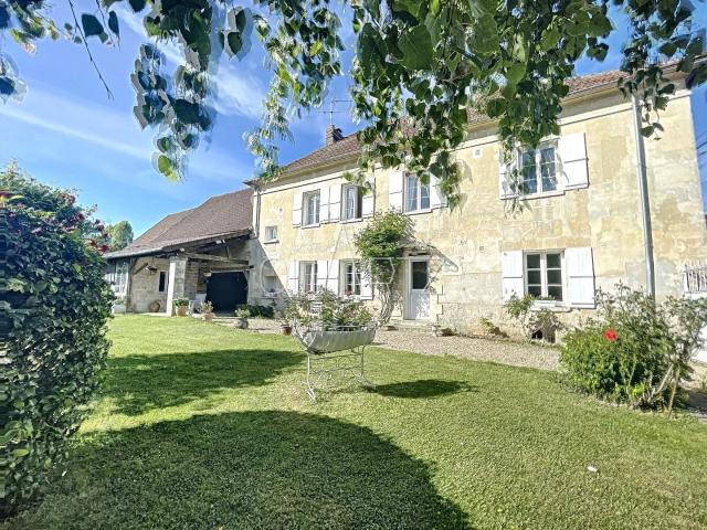 Située au coeur d'un village de pierre du Vexin