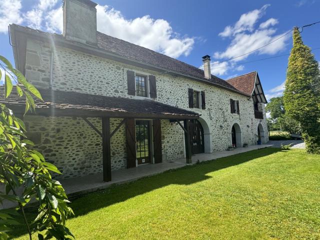 Située dans un village paisible du Béarn, à égale distance d. 235m² Sauveterre de Béarn