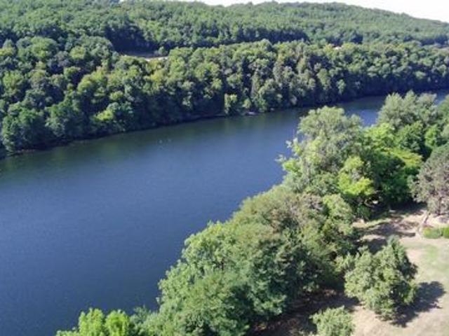 Située dans un cadre exceptionnel proche de la Dordogne, Proprié