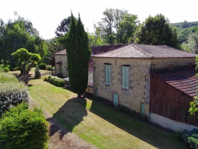 Située dans un cadre exceptionnel proche de la Dordogne, Proprié