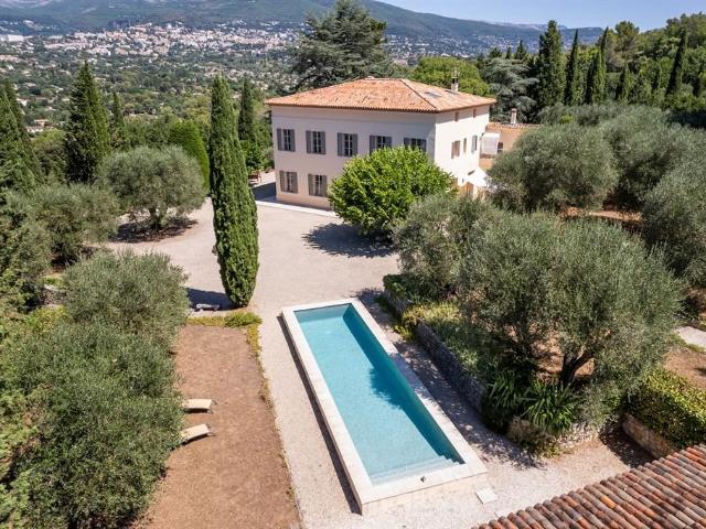 Située dans un environnement naturel privilégié à Grasse, ca. 375m² Grasse