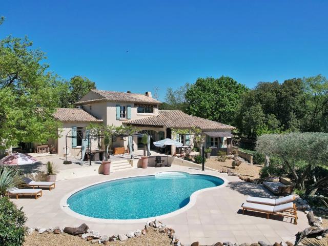 Située dans un hameau calme et verdoyant, à quelques minutes. 190m² Uzès