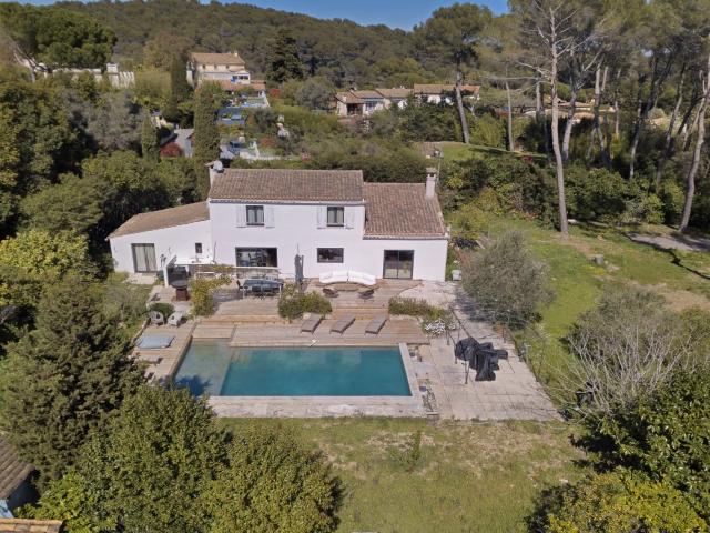 Située dans un quartier résidentiel paisible et prisé de Mou. 215m² Mougins