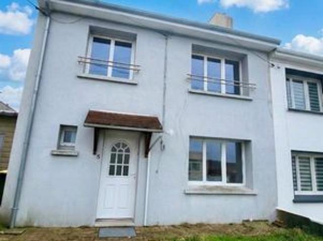 Située dans un secteur recherché pour son calme, cette charmante maison semi mitoyenne parfaitement entretenue attend ses nouveaux propriétaires. Elle offre un cadre de vie privilégié, où tout est accessible à pied