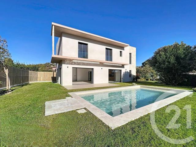 Située dans un secteur résidentiel, au sein d'un petit domai. 143m² Mougins