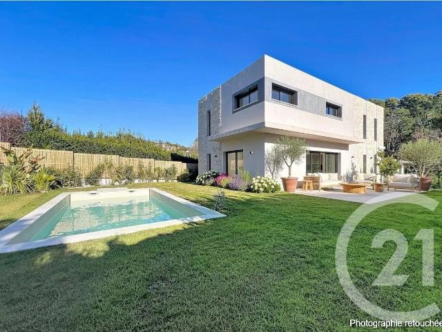 Située dans un secteur résidentiel, au sein d'un petit domai. 162m² Mougins