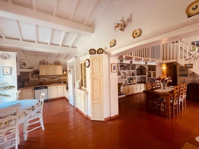 SITUÉE DANS ZONE ARTISANALE, IDÉAL POUR ACCUEILLIR DES COMMERCES DE L'ARTISANAT ET AUTRES ACTIVITÉS MAISON MITOYNNE DE 260 M² SUR UN TERRAIN DE 1350 M²