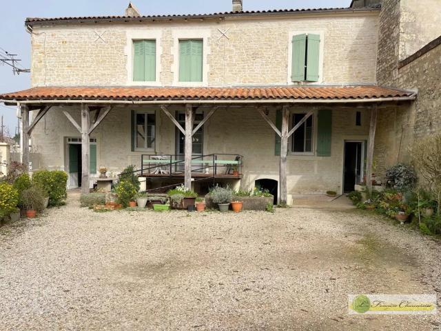 Située dans la commune d'Aigre, charmante maison de Bourg en. 147m² Aigre
