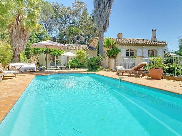Située dans le domaine résidentiel de l'Eau Blanche, cette v. 170m² Cavalaire sur Mer