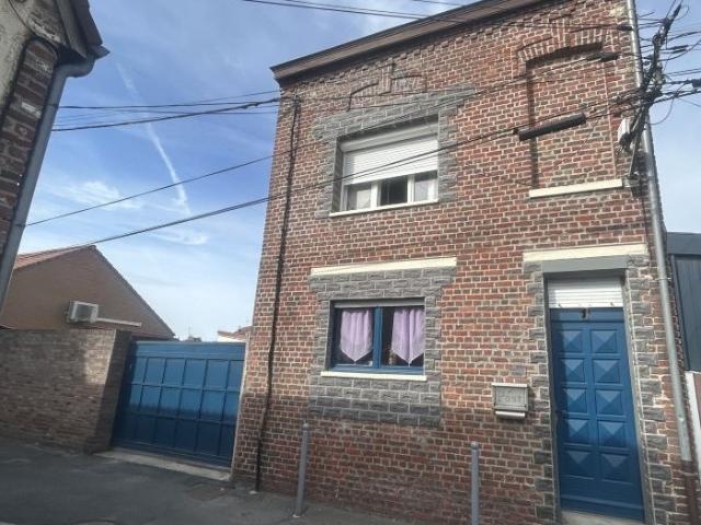 Située en centre ville, proche des commodités et de la gare, maison de 98,75m2 bâtie sur 218m2