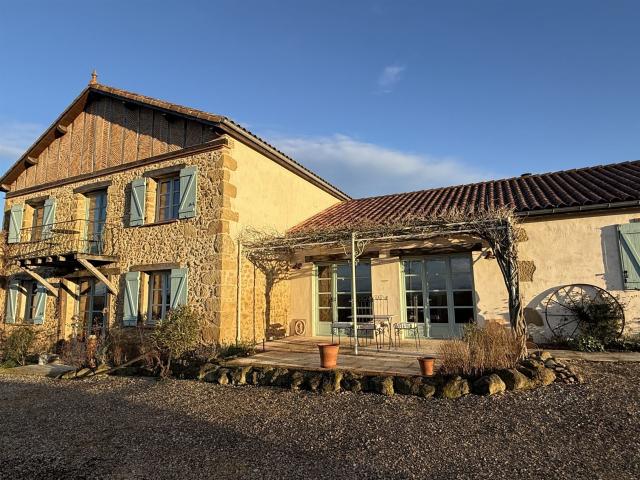 Située en position dominante avec une vue imprenable sur les. 370m² Seissan
