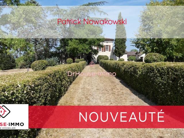 Située en Pays Cordais, beaucoup de charme pour cette authentique Maison en Pierre de 220 m² avec ses dépendances sur 5000 m² de terrain arboré et magnifique vue !