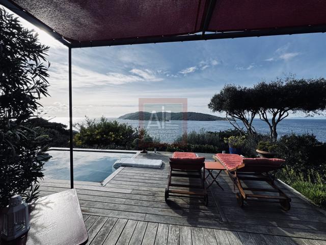 Située sur la très recherchée Île du Levant, entre le port e. 126m² Hyères