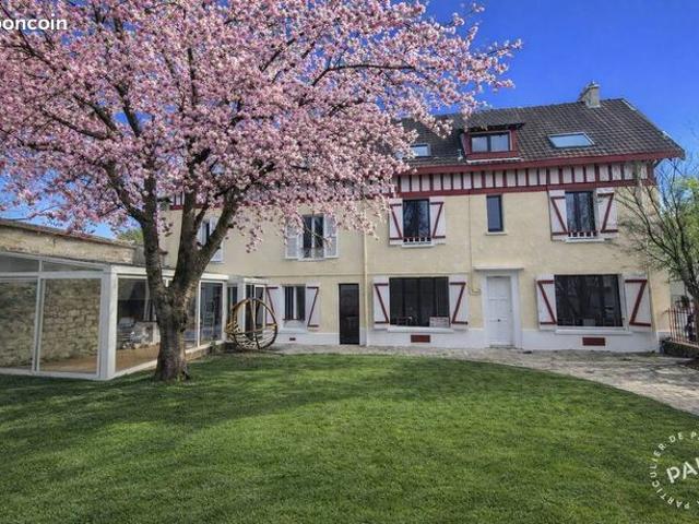 Située rue de Gisors à Pontoise, cette maison de caractère rénovée de 205 m² allie charme, élégance et confort. Beaux volumes, prestations de qualité