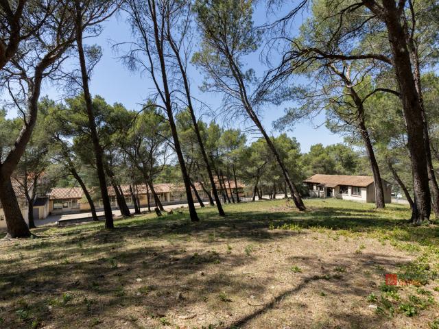 Site médico social et pédagogique de 3 900 m2 sur 4 hectares au coeur des Alpilles