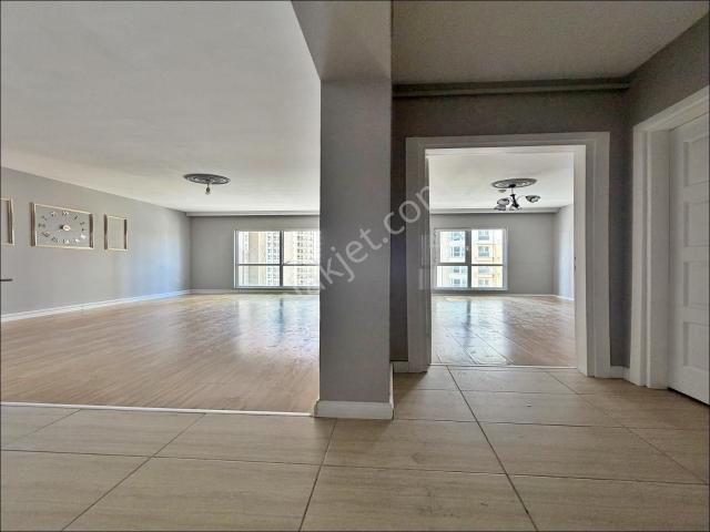 Site İçerisinde 1+1 Alçak Katta Bulunan Kiralık Daire !