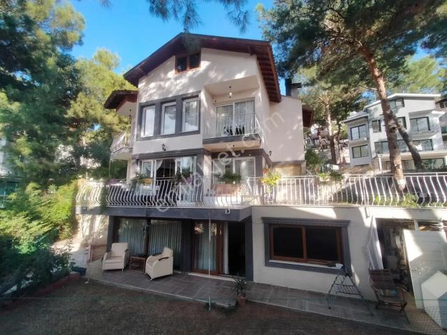 Site İçerisinde, Full Eşyalı, Tam Müstakil, Geniş Bahçeli 6+2 Kiralık Villa