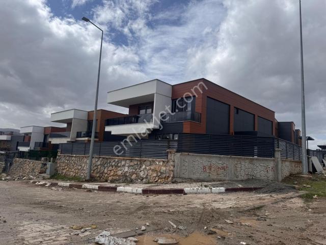 Güneşli'de Köşebaşı 6+2 Bahçeli 2 Katlı Lüks Full Villa