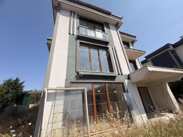Site İçerisinde Natamam 6+1 Müstakil Villa