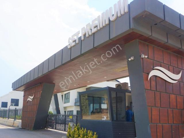 Site İçi akıllı Ev + Havuzlu Eşyalı Kiralık 4+1tripleks Villa