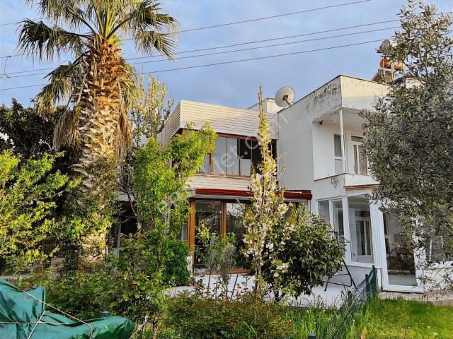 Site İçinde Denize Yakın Yeşilin Arasında Satılık Villa