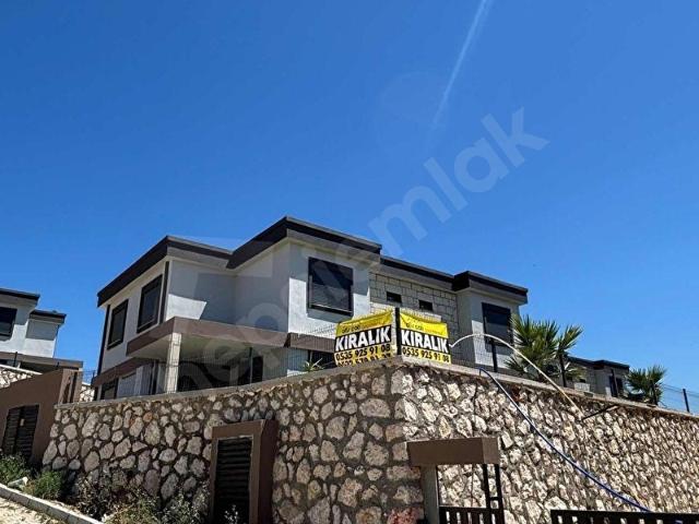Site İçinde Geniş Bahçeli 4+1 Kiralık Villa