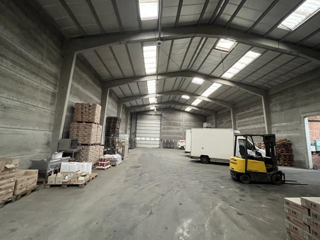 Site industriel de 3000 m2 bâti sur terrain constructible 24 256 m2