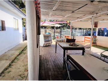 Sitio con instalaciones y patente para Restaurant, en La Cruz