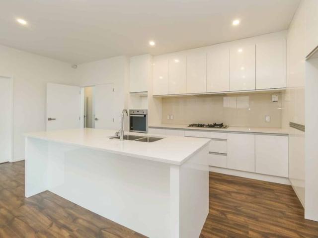 Six bedrooms, 5 bathrooms in Flat Bush