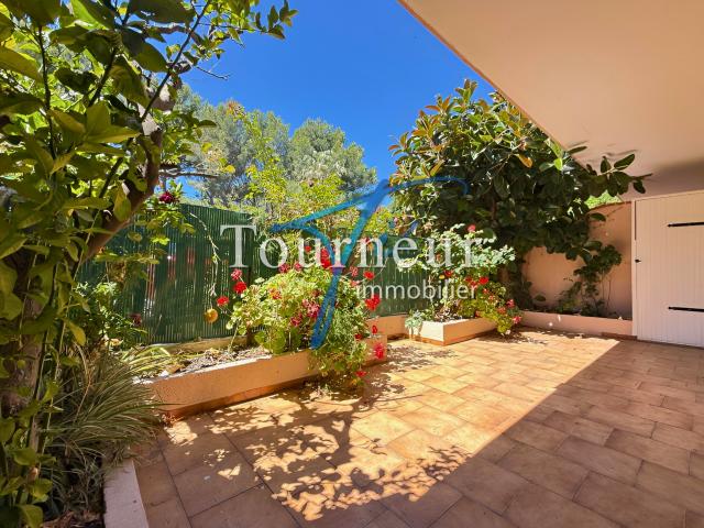 SIX FOURS CAP NEGRE A 100M DE LA MER AU CALME T3 DE 65m2 TERRASSE 23M2 SUD VUE ARBOREE
