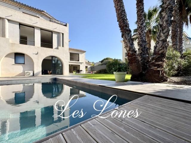 Six Fours les Lônes, villa de 320 m² + double garage à 200 m de la plage
