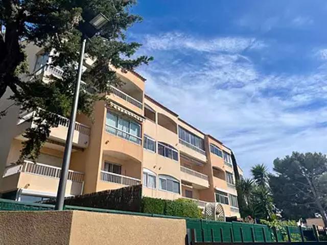 Six Fours les Plages 83140 Achat / Vente appartement 2 pièces t2 au dernier étage cave