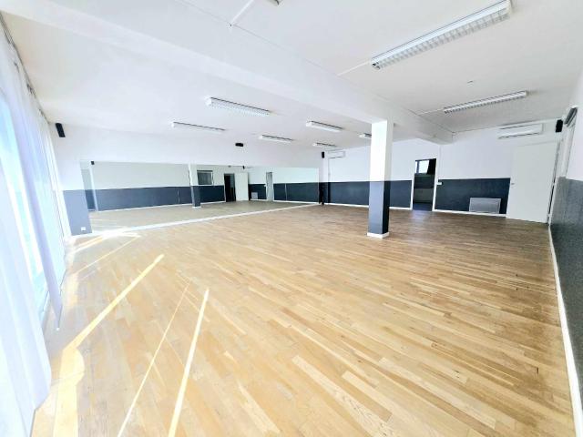 SIX FOURS LES PLAGES MURS COMMERCIAUX DE 163.96 m2