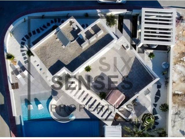 Six Seconds Properties presenta esta villa independiente de. 174m² Lo pepin