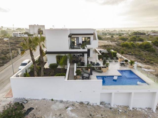 Six Seconds Properties te invita a descubrir esta sofisticad. 185m² Lo Pepin