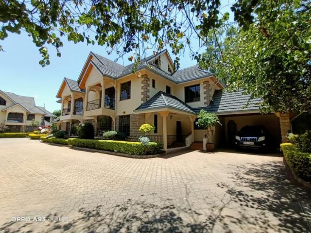 Six units of 5 bedroom all en suite townhouses for sale
