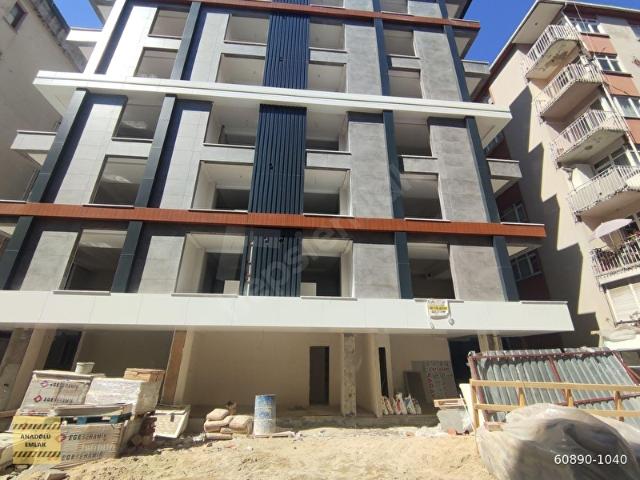 Siyavuşpaşada sıfır binadan kiralık dükkan 15 m2 wc.li