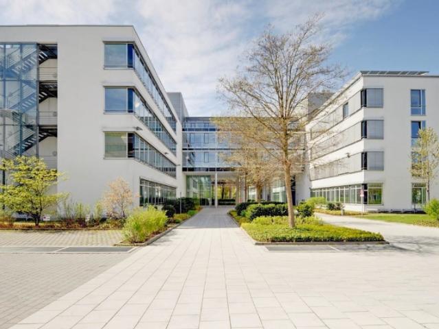 So arbeitet man heute. Chices Büro mit Dachterrasse