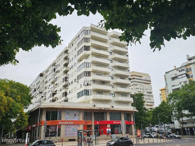 So Domingos Benfica. Apartamento T5. Arrecadao. 2 estacionamentos