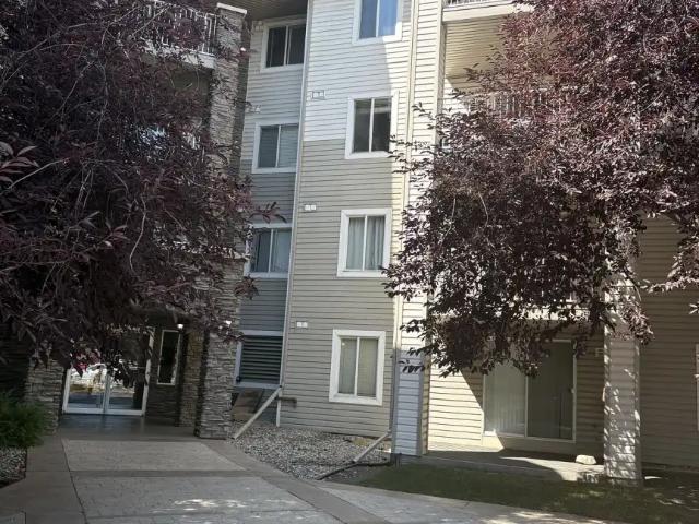 Somerset 2 bed /2 full bath condo Near Somerset LRT Station