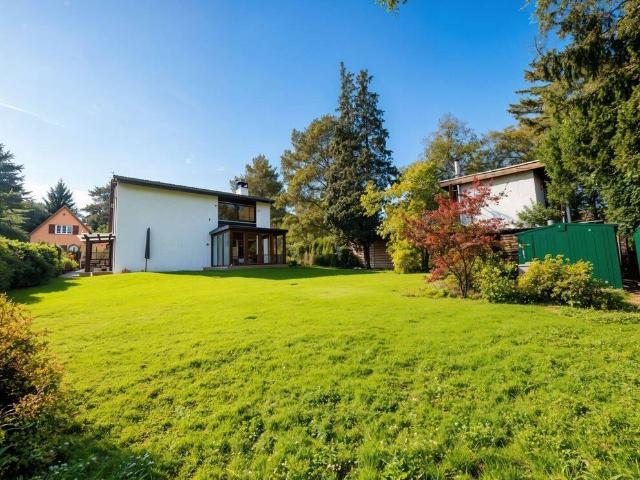 Sommer im eigenen Garten: offenes Einfamilienhaus mit Wintergarten und Einliegerwohnung!
