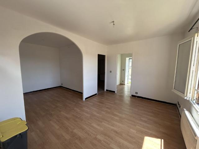 SOMMIERES Centre Piéton Appartement T2 au 2ème et dernier étage avec terrasse
