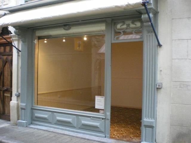 SOMMIERES Centre Piéton Local Commercial avec vitrine dans rue commerçante
