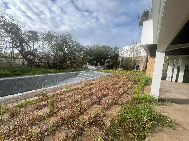 Somptueuse maison à vendre au parAnfa. Surface totale 920 m². Fenêtres double vitrage et chauffage central