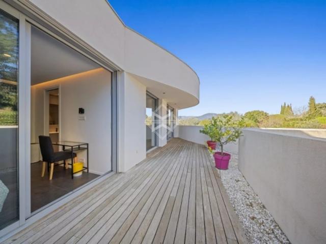 Somptueuse contemporaine à pied du village