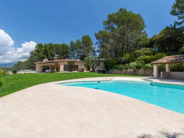 Somptueuse propriété de 540 m² avec piscine et garage, sur u. 540m² Mouans Sartoux