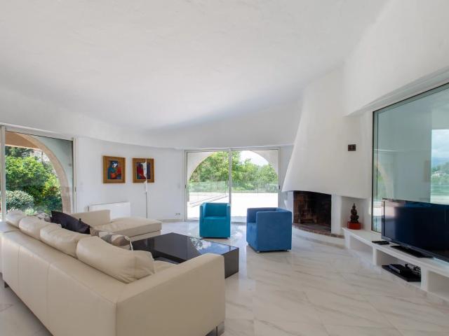 Somptueuse propriété de 540 m² avec piscine et garage, sur u. 540m² Mouans Sartoux