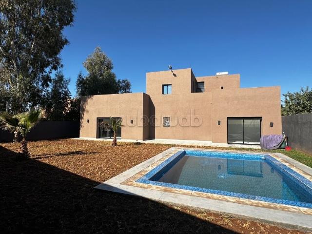 Somptueuse villa à louer à Route de Fez. 5 chambres agréables. Places de stationnement et terrasse