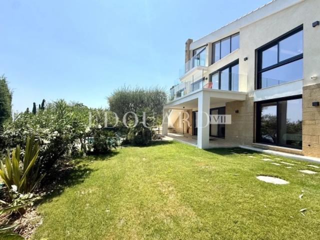 Somptueuse villa complètement rénovée avec piscine chauffée et splendide vue mer panoramique